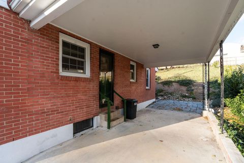 A home in STAUNTON