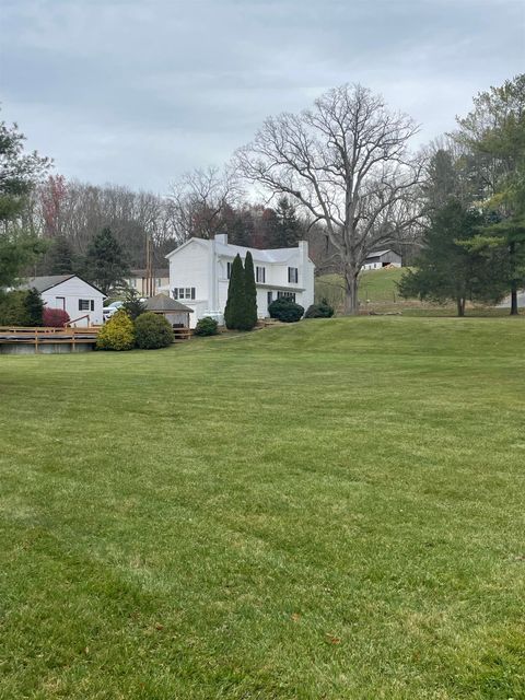 A home in STAUNTON