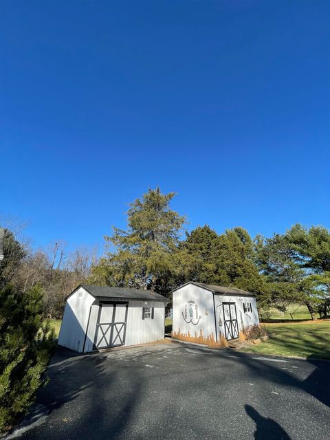 A home in STAUNTON