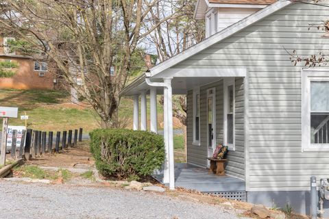 A home in STAUNTON