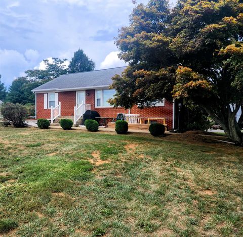 A home in WAYNESBORO