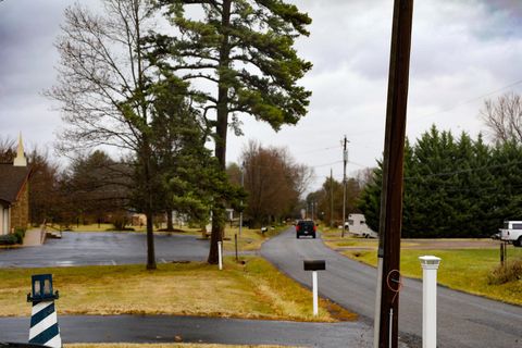 A home in GROTTOES