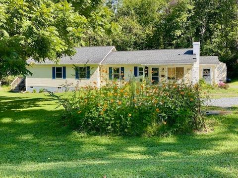 A home in LOUISA