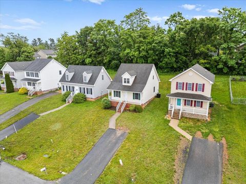 A home in STAUNTON