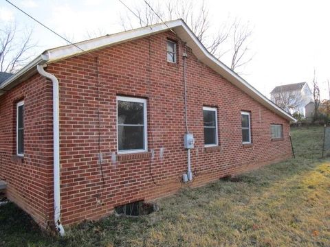 A home in STAUNTON