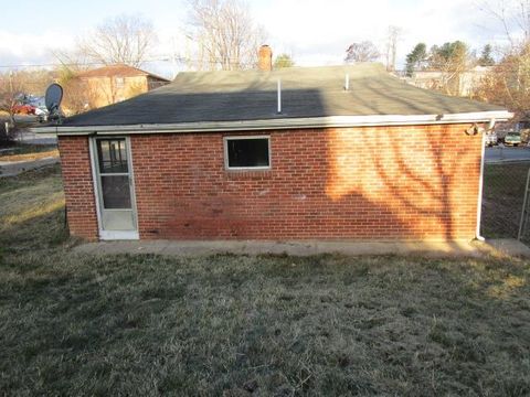 A home in STAUNTON