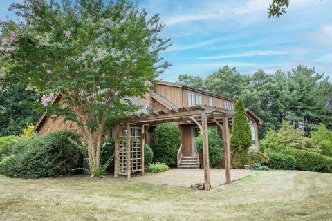 A home in FORT DEFIANCE