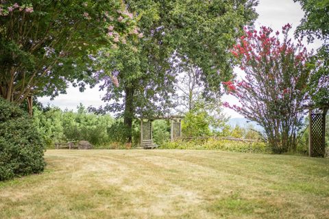 A home in FORT DEFIANCE