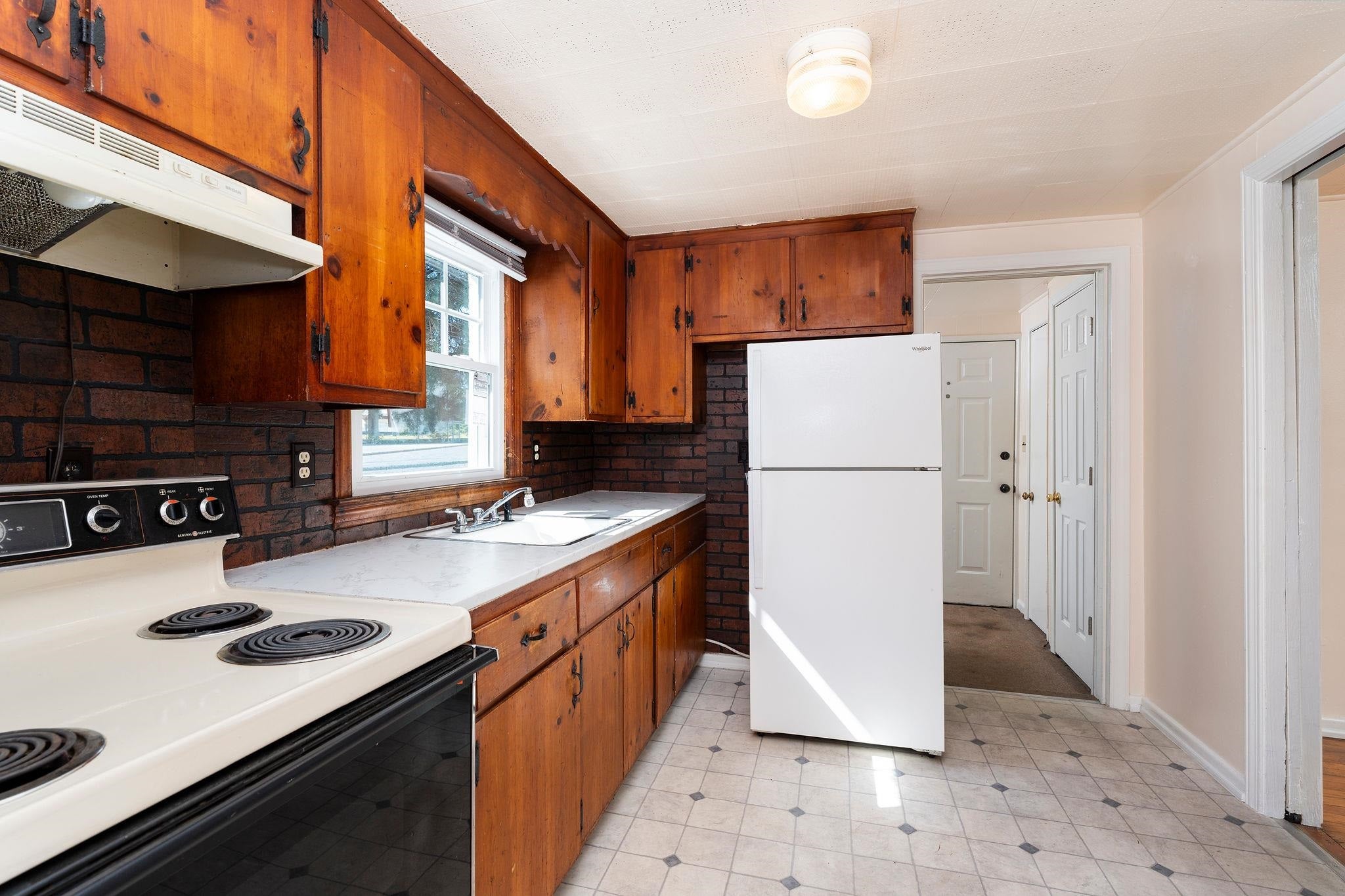 605 N DELPHINE AVE