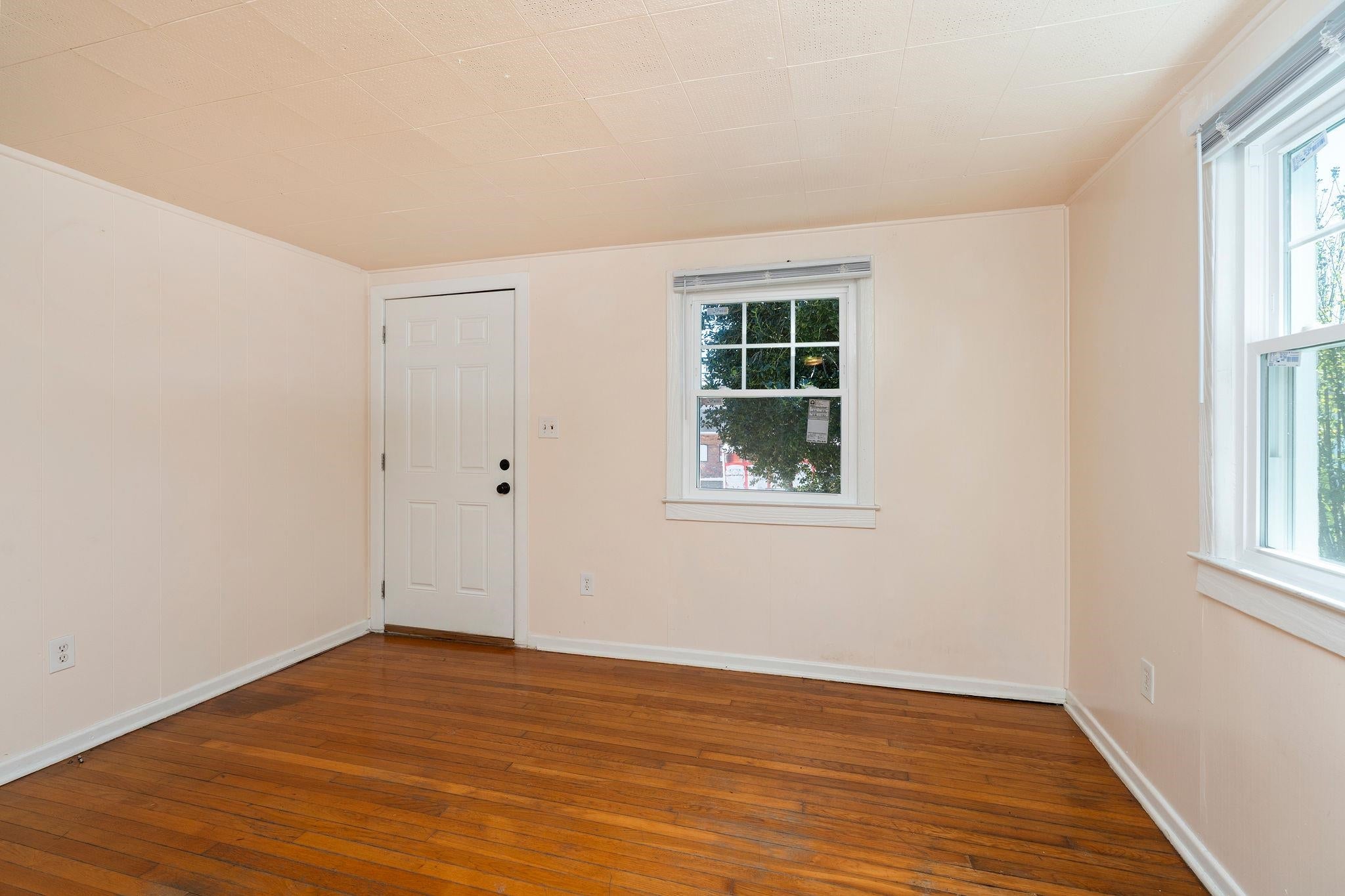 605 N DELPHINE AVE