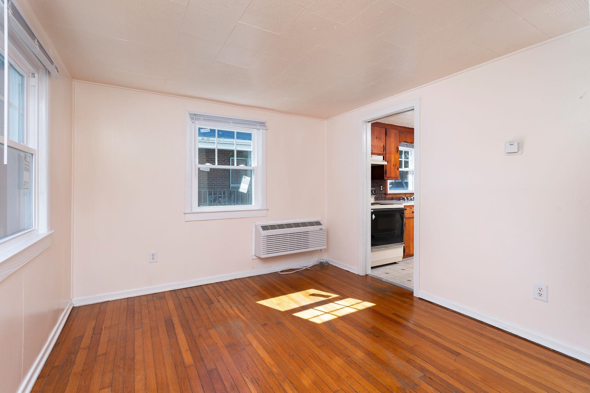 605 N DELPHINE AVE