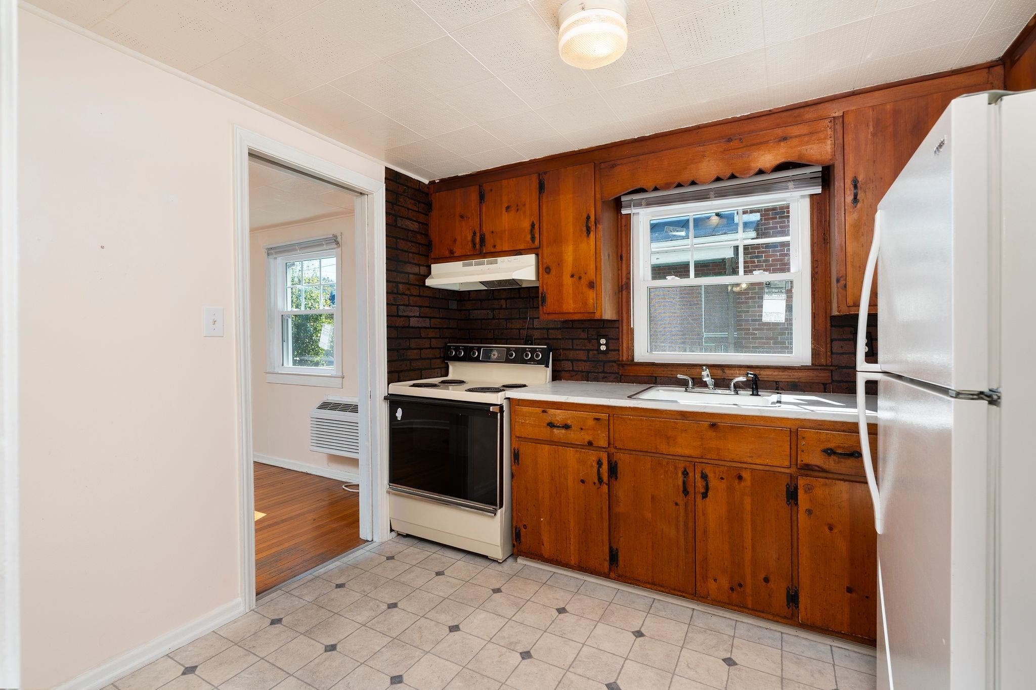 605 N DELPHINE AVE