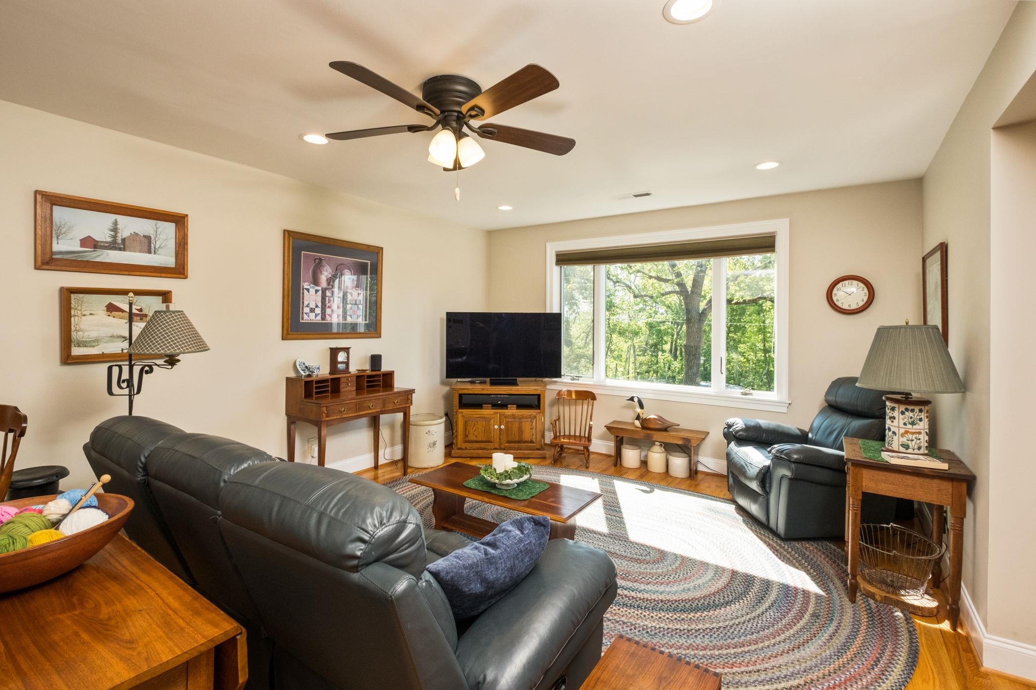 446 MOUNTAIN VIEW DR