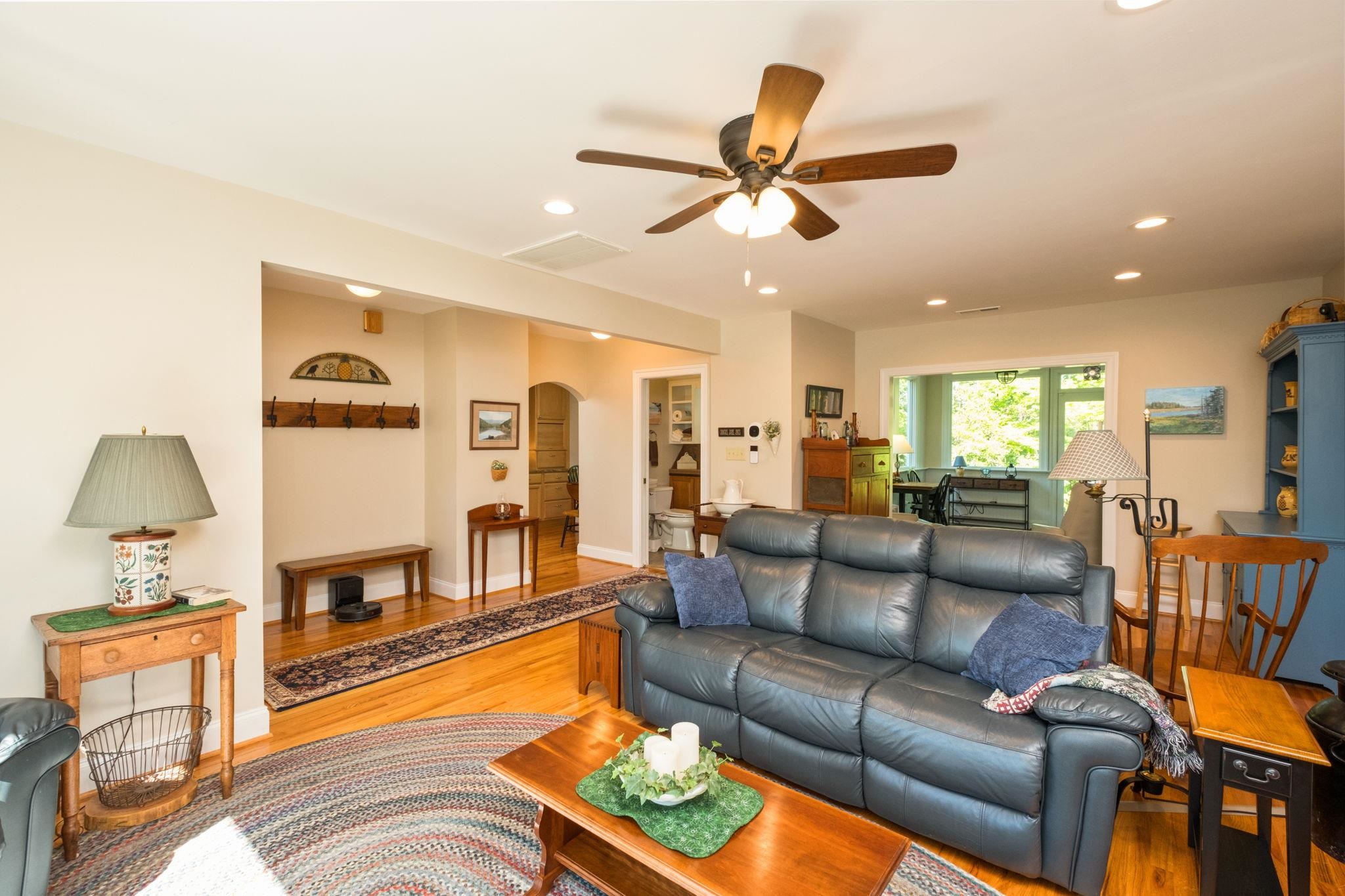 446 MOUNTAIN VIEW DR