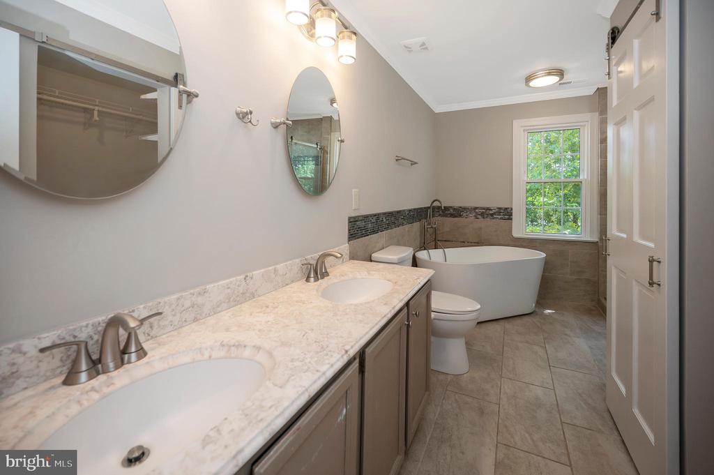 Fredericksburg, Virginia 22408, United States, 5 Bedrooms Bedrooms, ,4 BathroomsBathrooms,Residential,Pending,200599