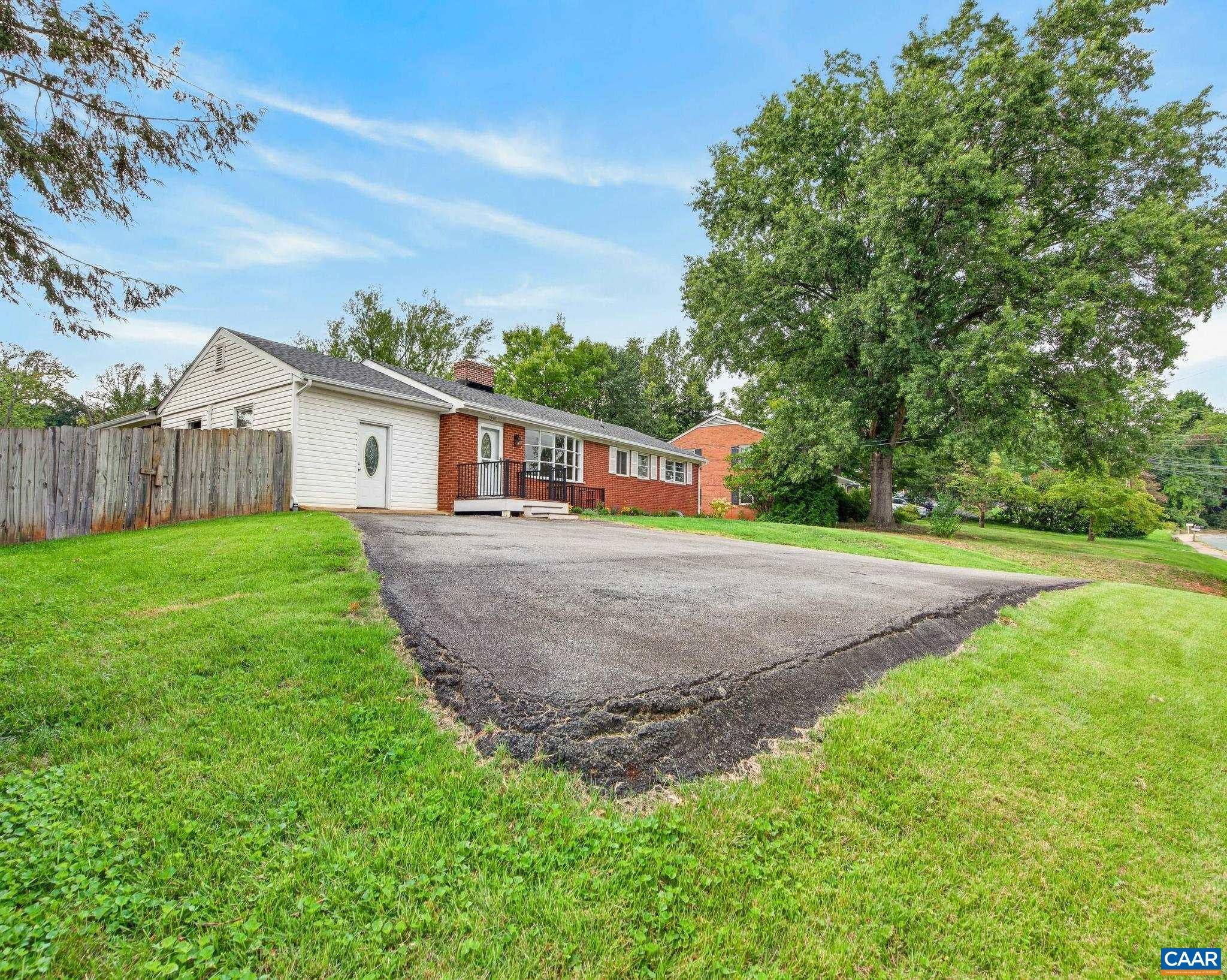 2219 GREENBRIER DR