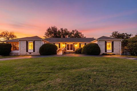 Photo of 840 Hawthorne Ln, Waynesboro, VA 22980 (MLS # 670073)