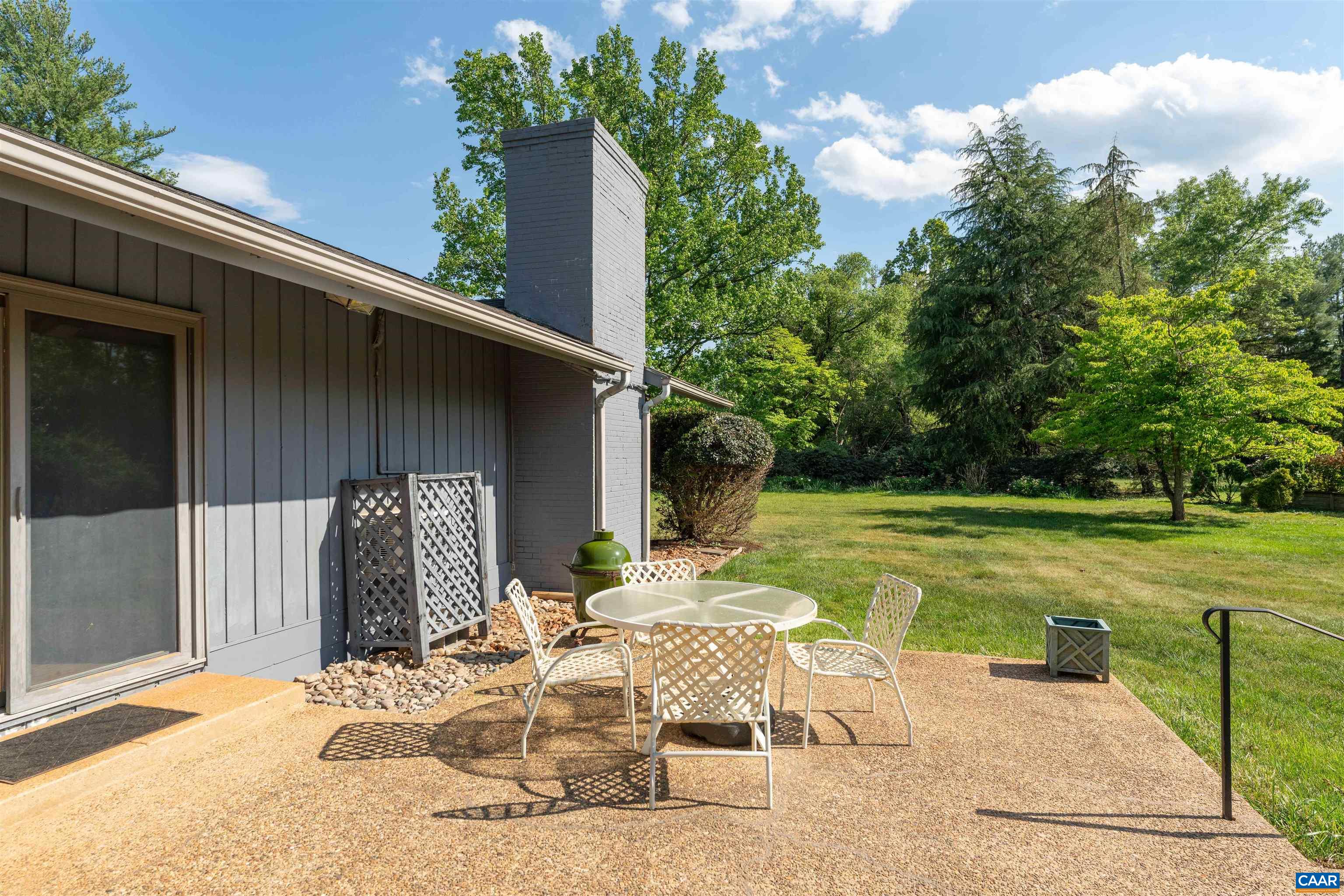 1221 WEST LEIGH DR
