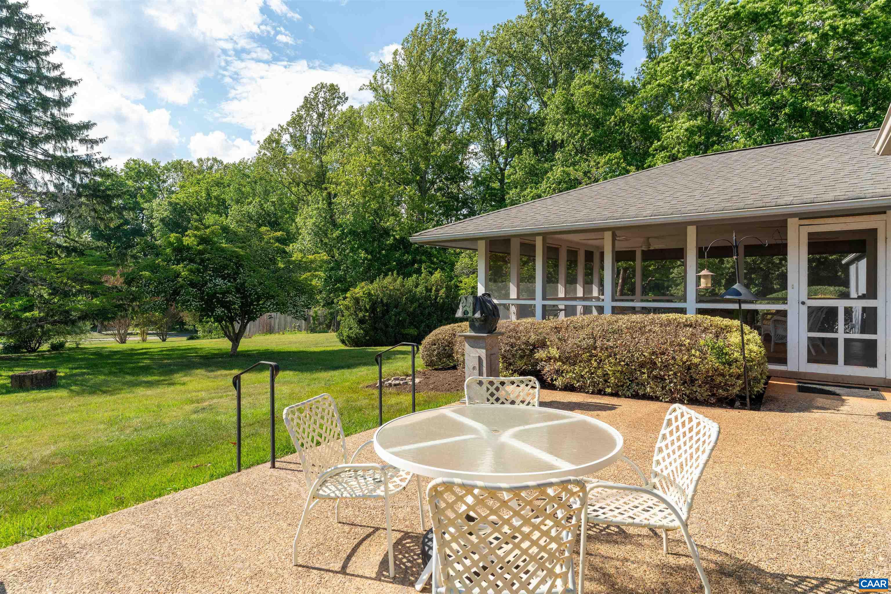 1221 WEST LEIGH DR