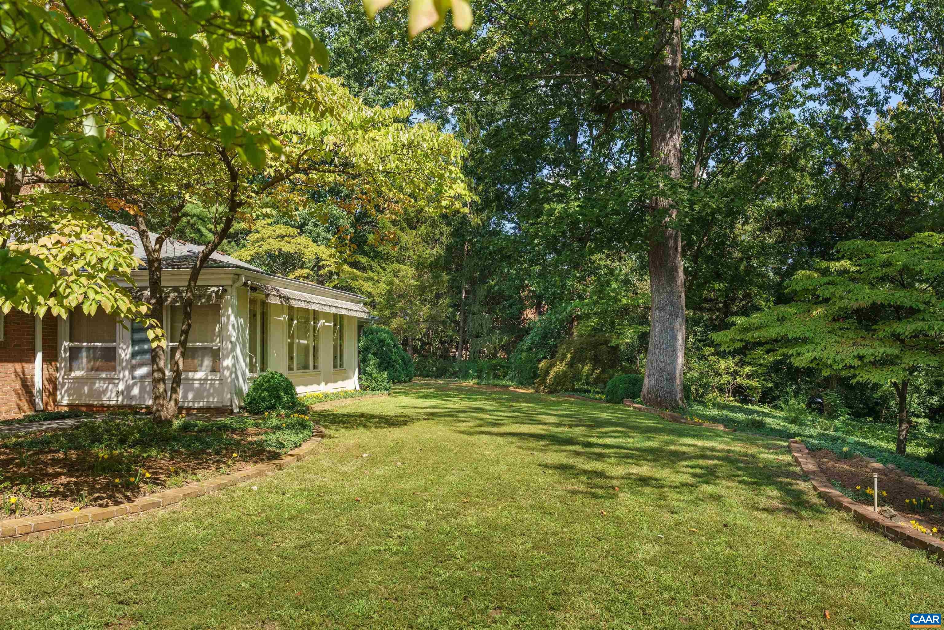 490 OAK CIR