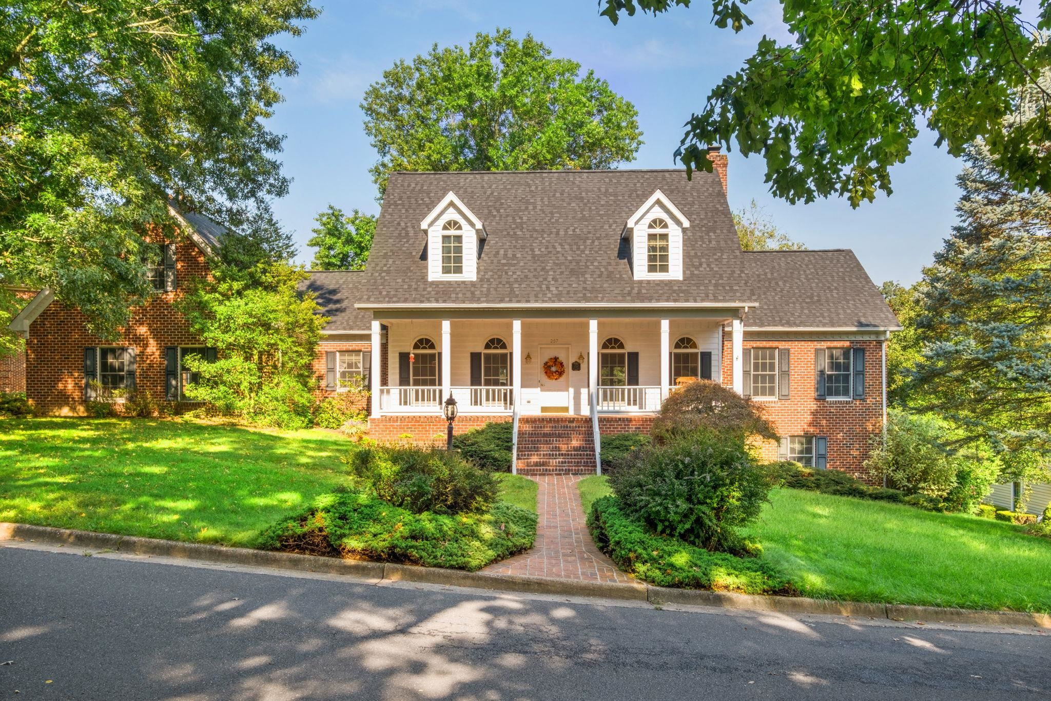 257 DIVOT DR