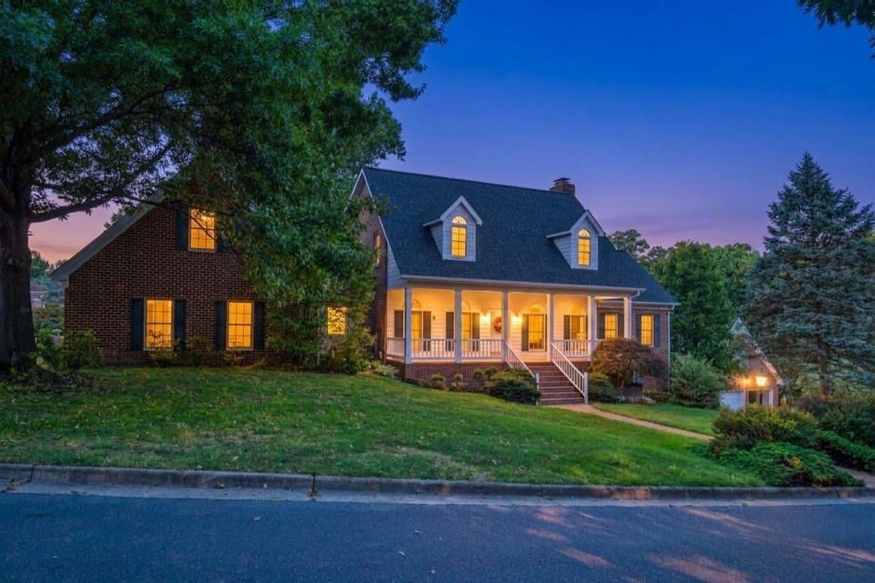 257 DIVOT DR