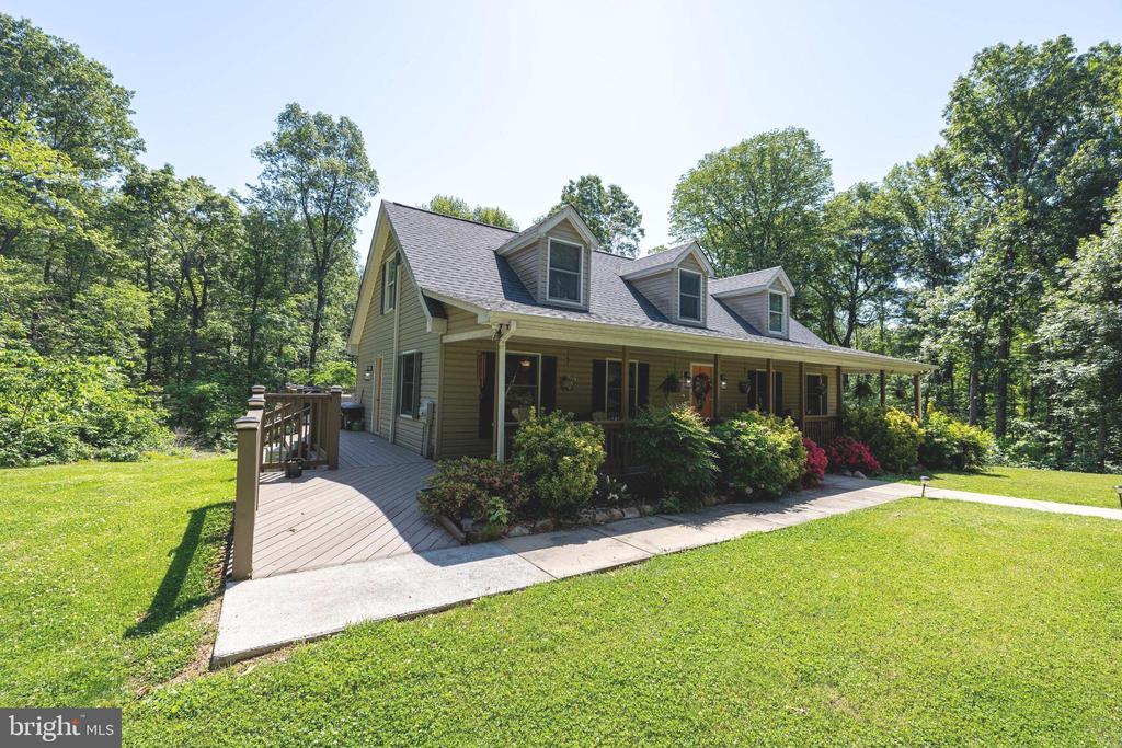 215 BRICK CHURCH LN