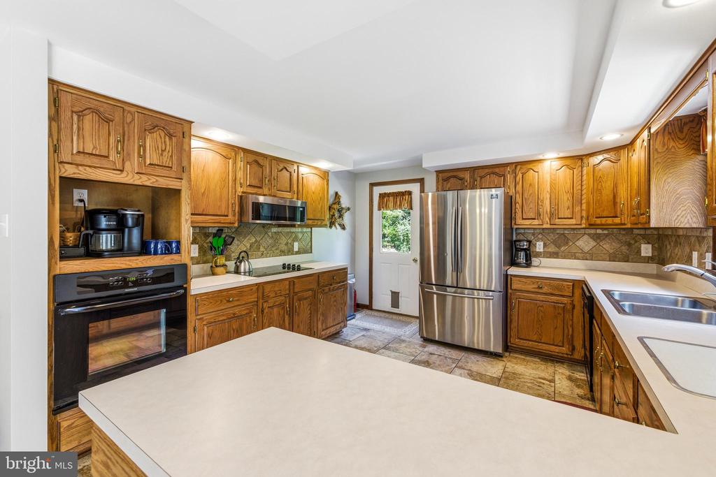 215 BRICK CHURCH LN