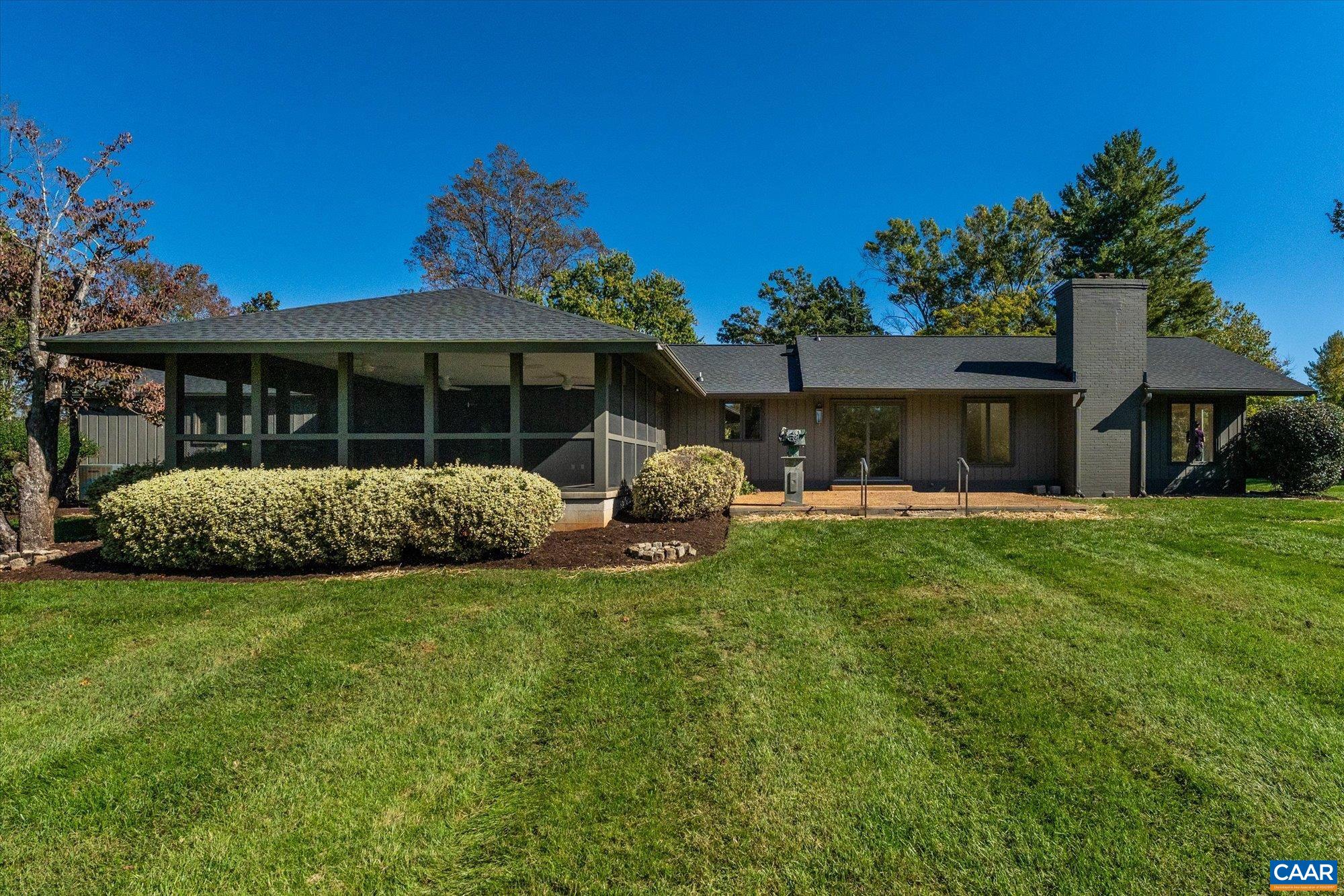 1221 WEST LEIGH DR