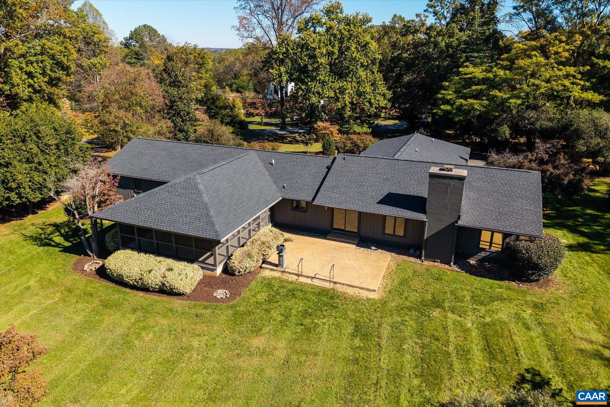 1221 WEST LEIGH DR