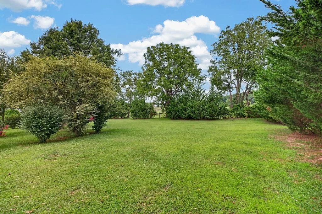 52 Cloverdale Ln