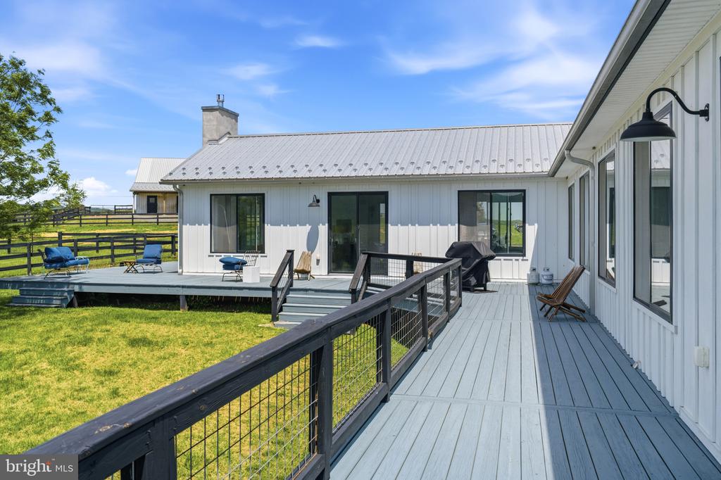 23 WHITE HORSE HILL LN