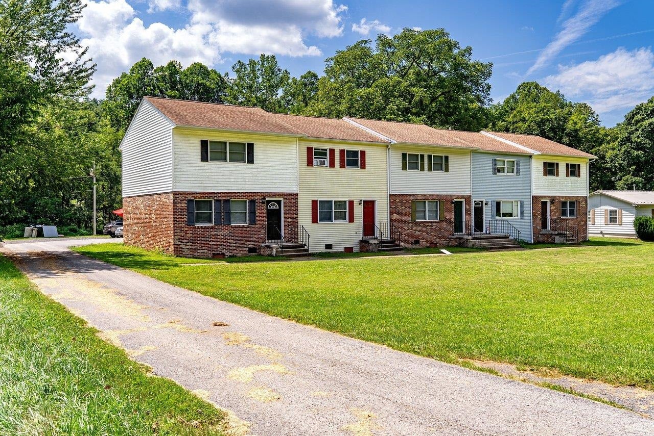 22 TOWNHOUSE LN