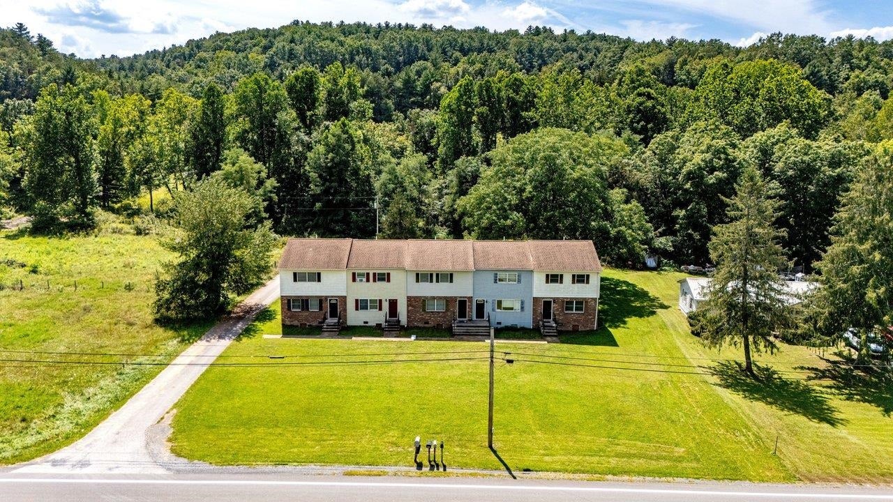 22 TOWNHOUSE LN