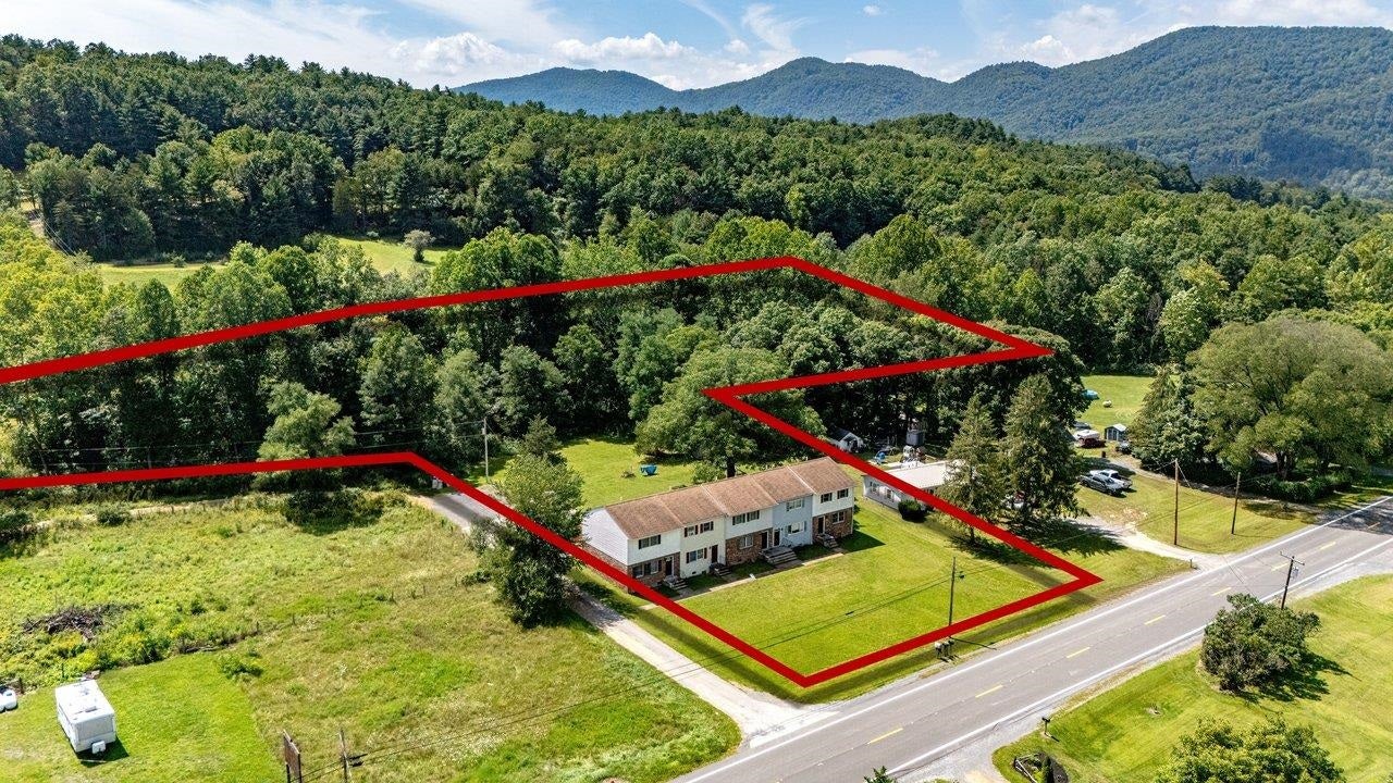 22 TOWNHOUSE LN