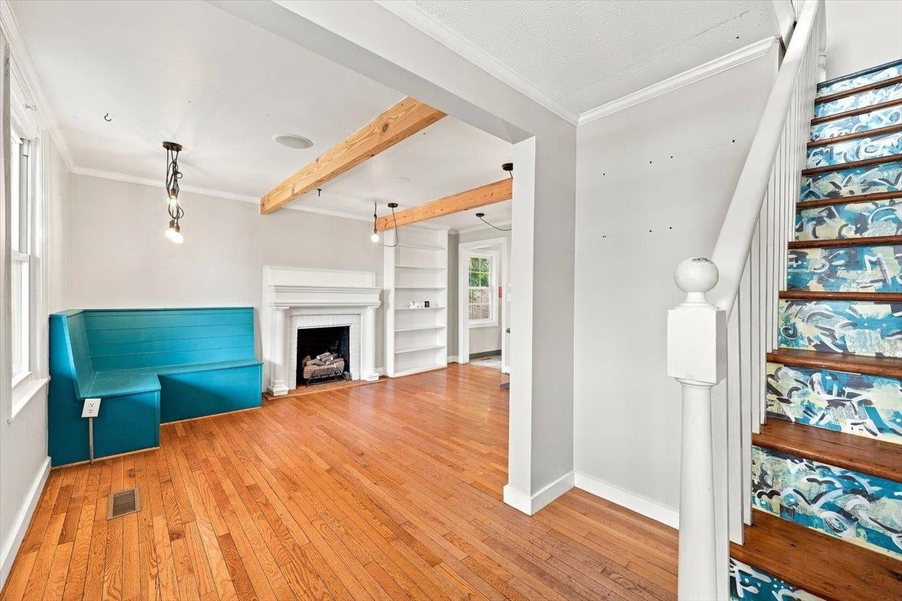 908 MAIN ST W