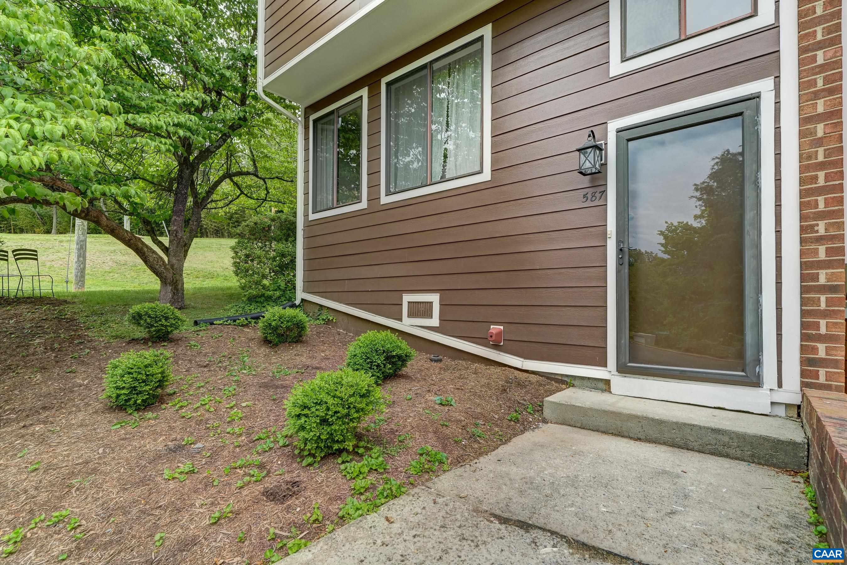 587 SOUTHAMPTON CT 22901