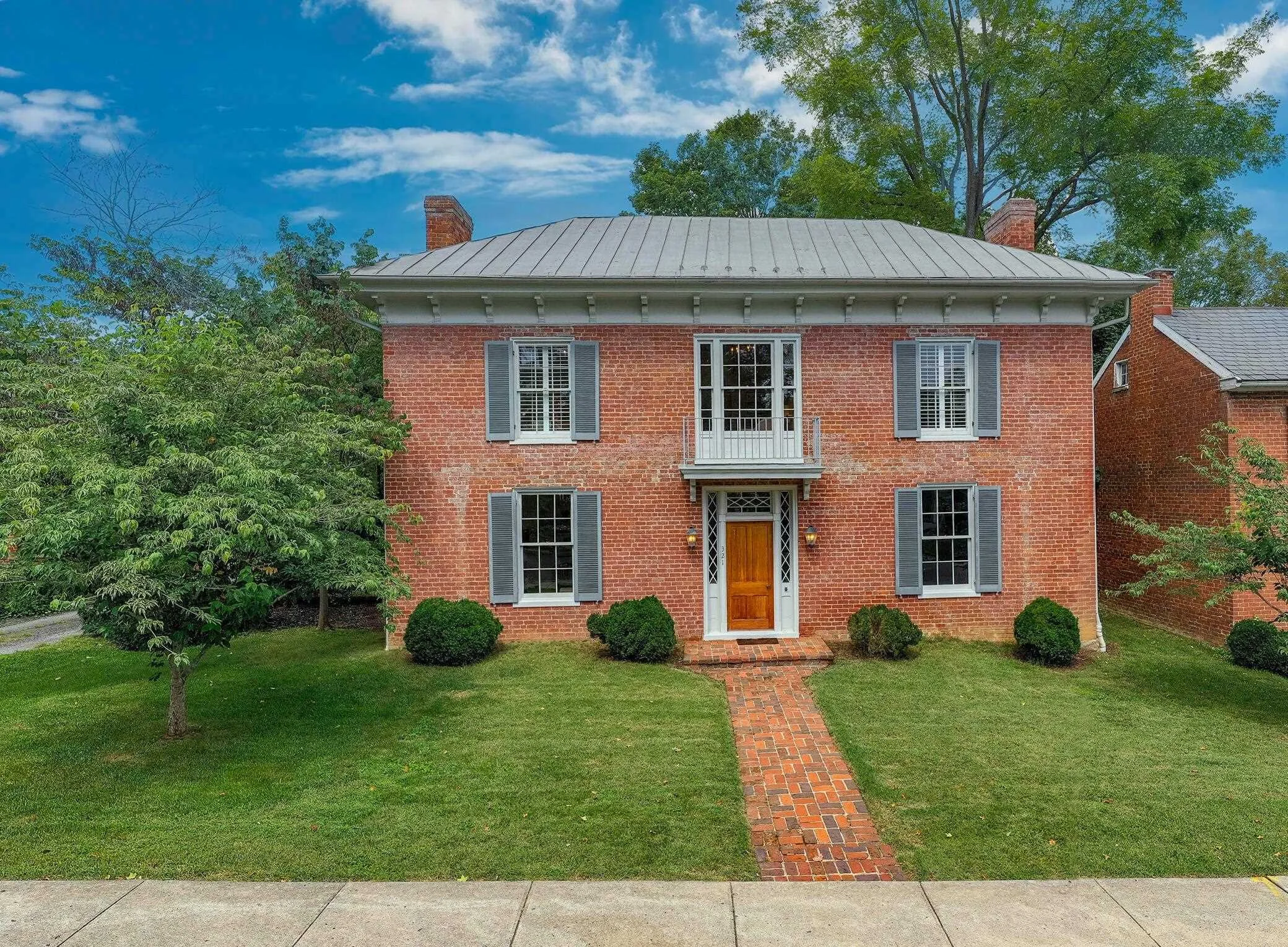 321 Main St S
