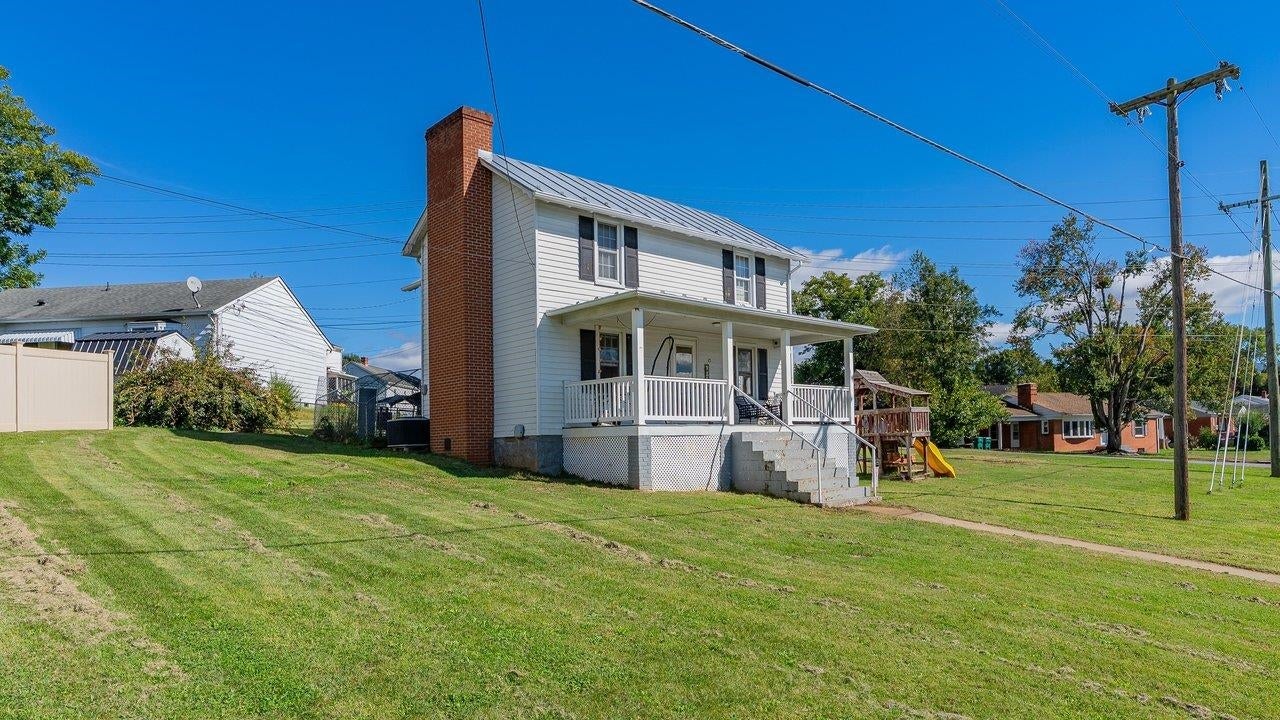 15 LURAY AVE