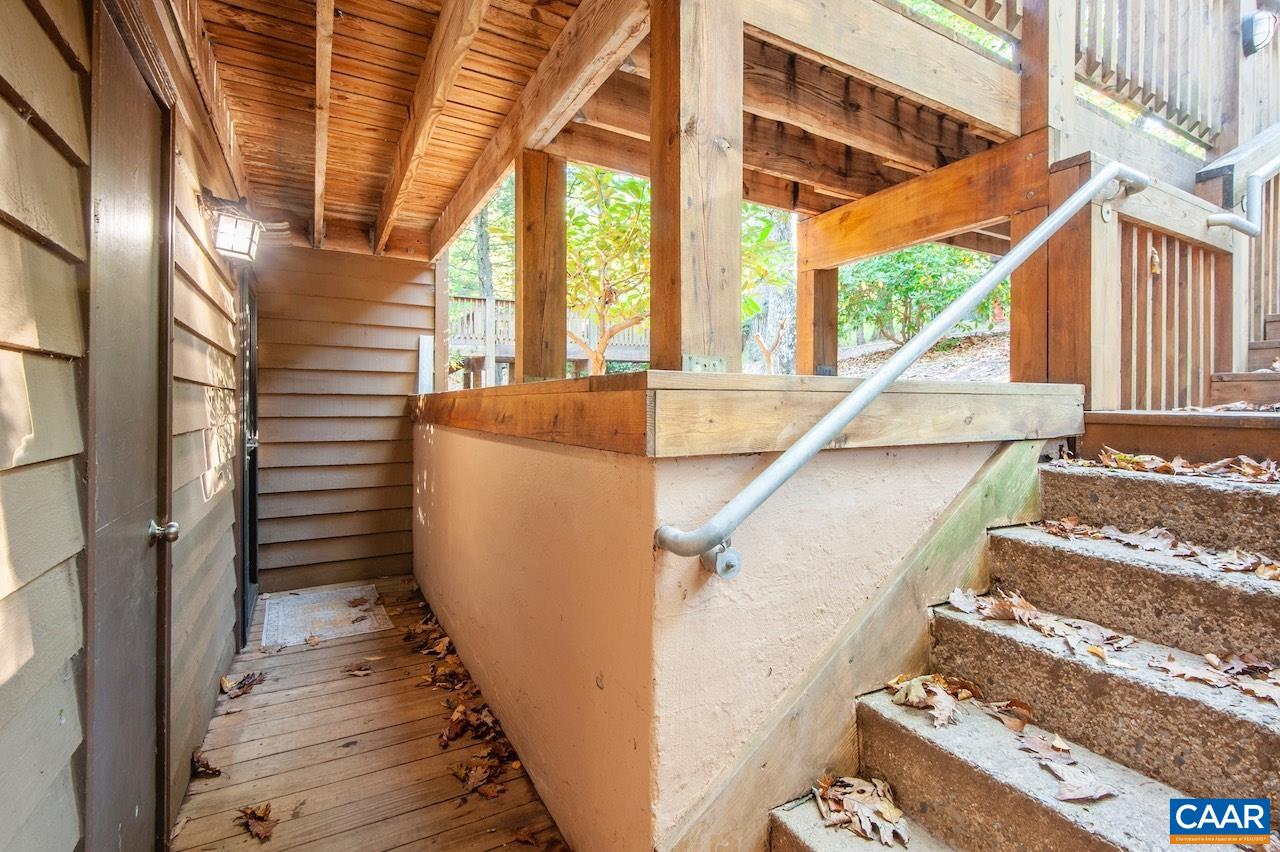 712 LAURELWOOD CONDOS