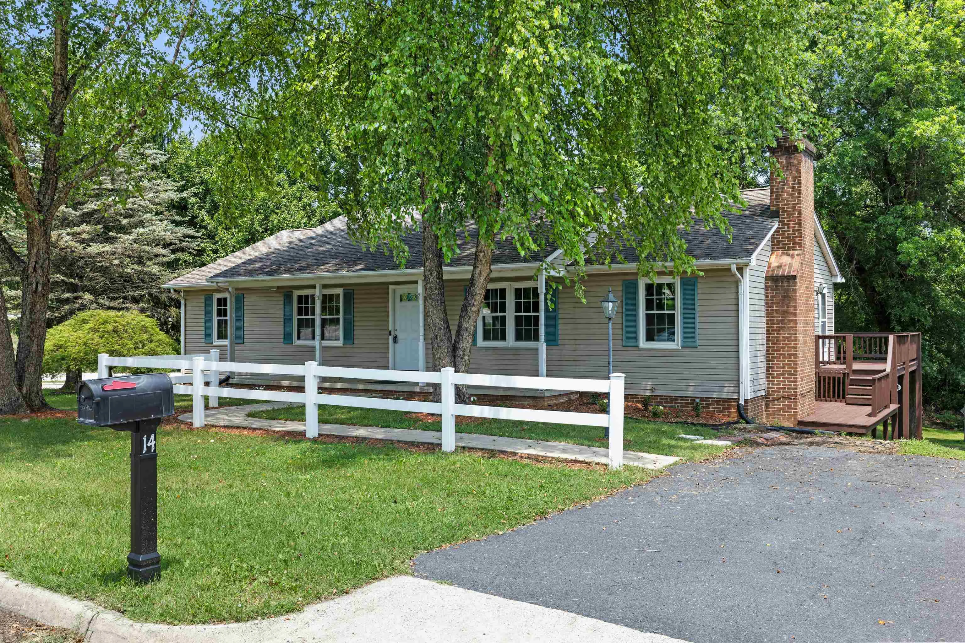 14 Loch Dr