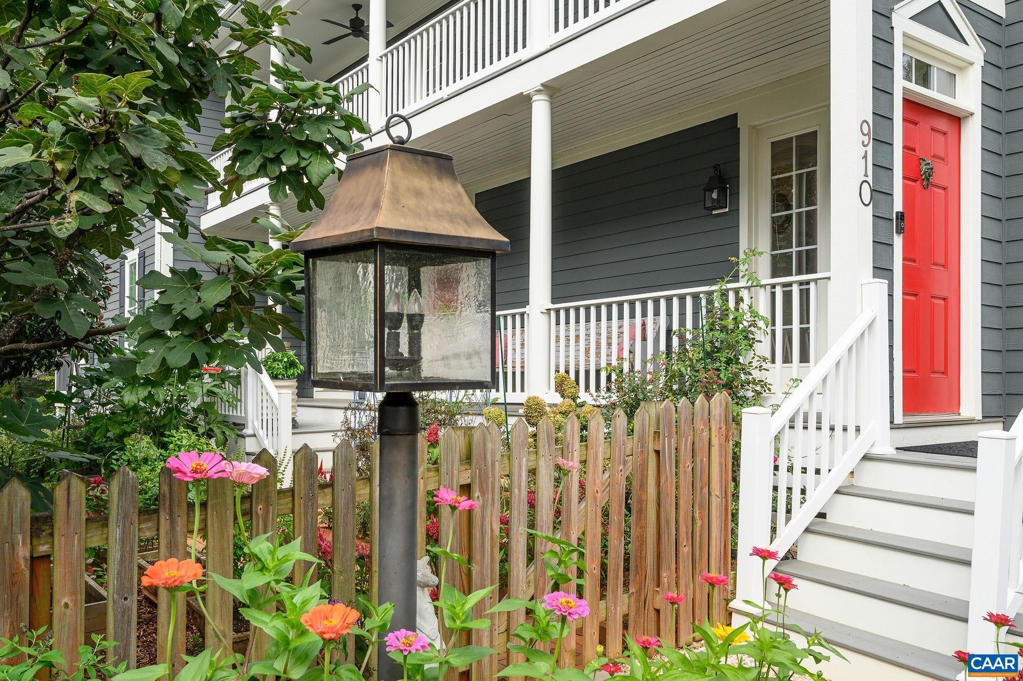 910 LOCHLYN HILL LN