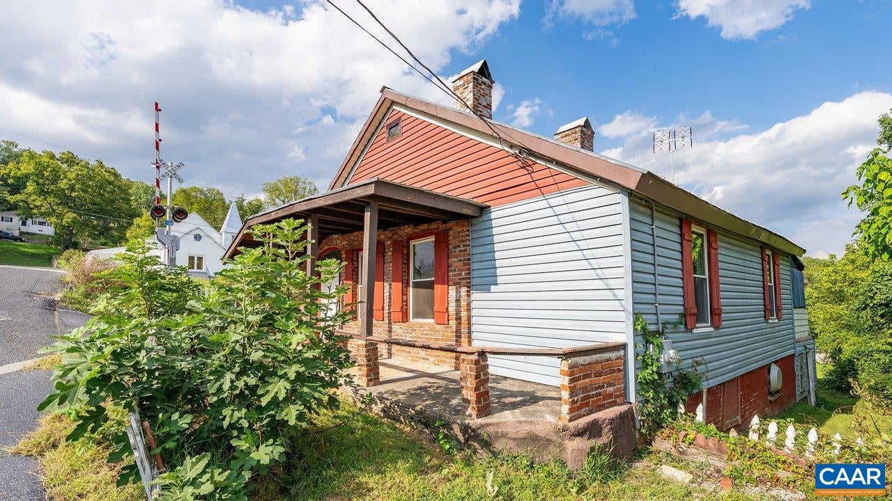 401 BOWLING ST