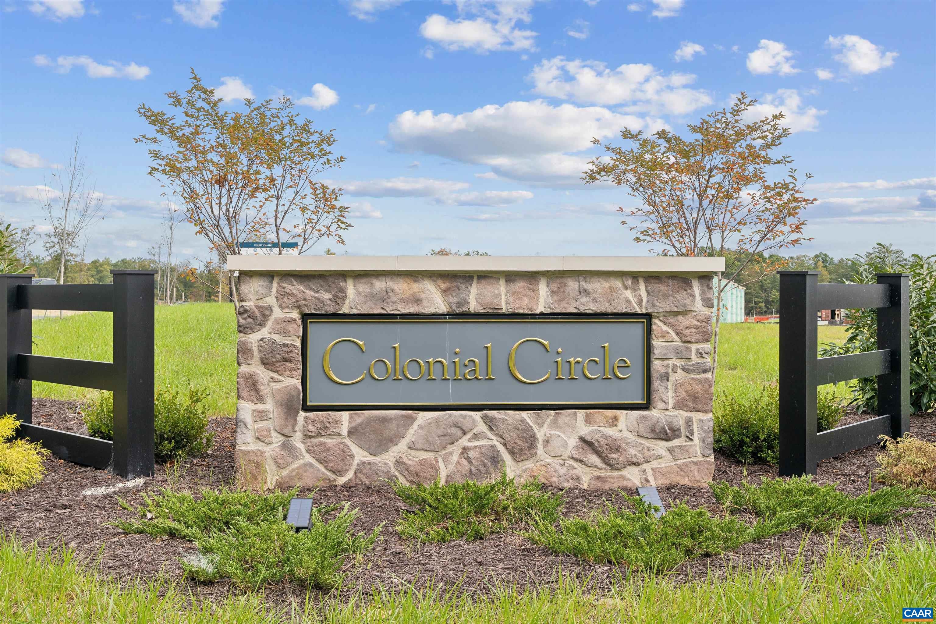 11 HORSE PATH DR