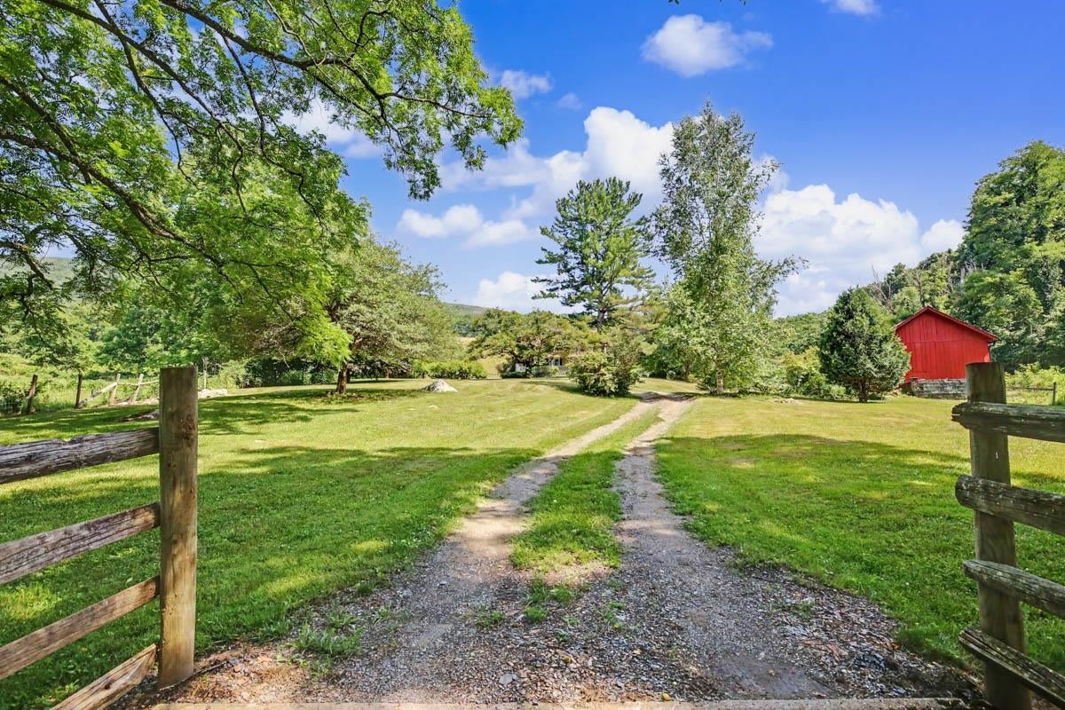 531 LOWLAND FARMS RD