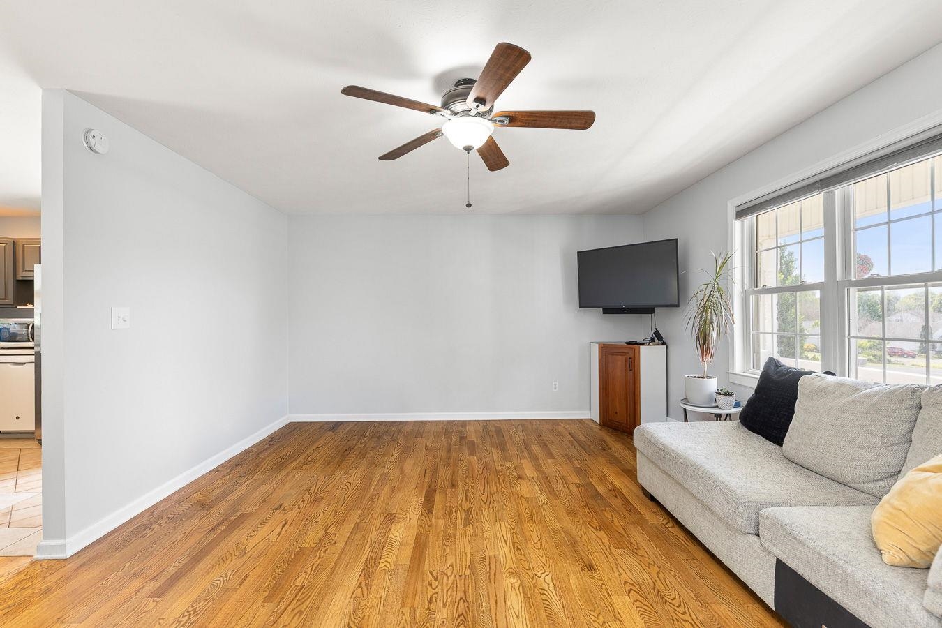 11 FOXHALL LN