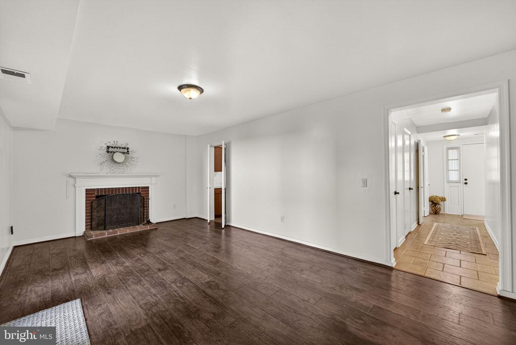 52 LEEDS CT