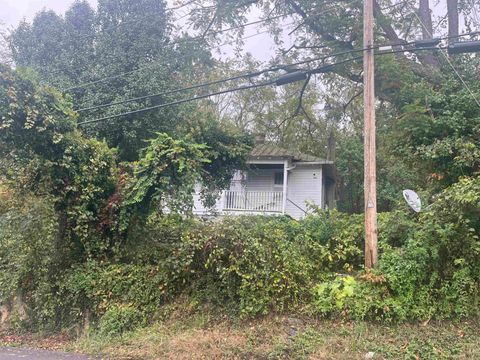 Photo of 1221 Donaghe St, Staunton, VA 24401 (MLS # 670026)