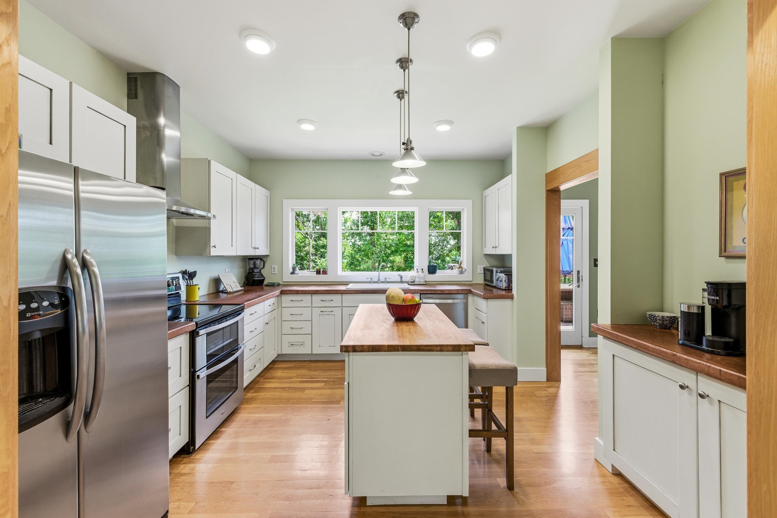801 WOODSIDE DR