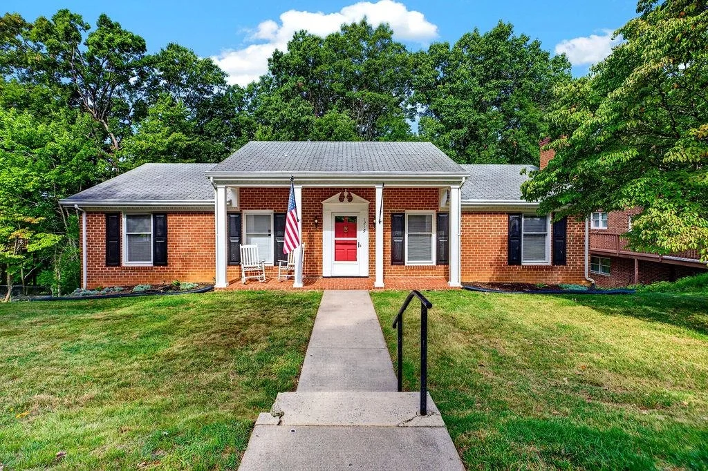 1215 Pinehurst Rd